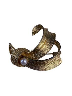 BSK Womens Gold Tone Faux Pearl Vintage Brooch Metal Retro Design Jewelry